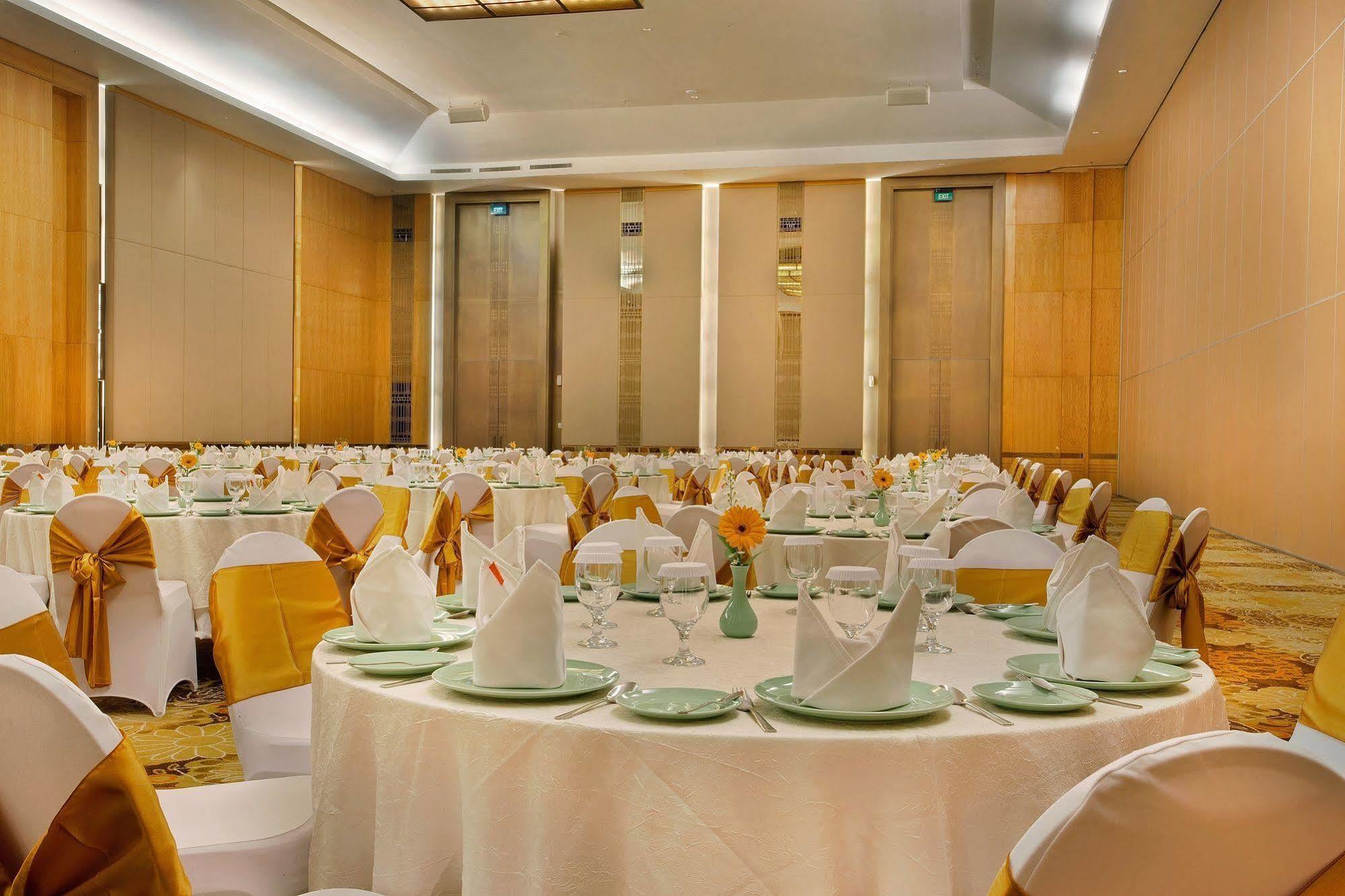 HARRIS Hotel y Conventions Malang Exterior foto